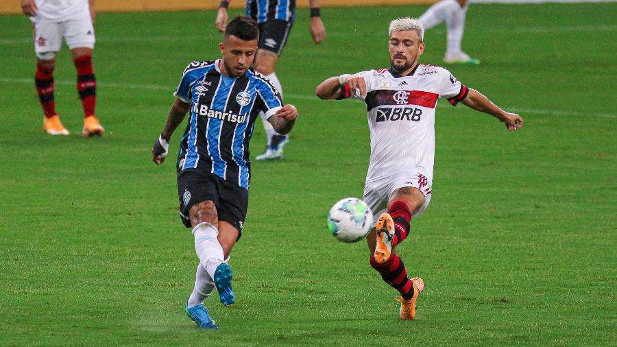 Matheus Henrique e Arrascaeta disputam bola durante Grêmio x Flamengo