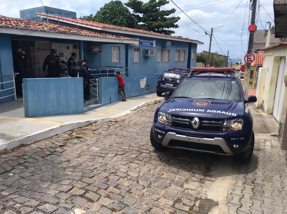 Unidade básica de saúde da vila de Ponta Negra, na Zona Sul, foi invadida por criminosos, que roubaram doses da vacina contra Covid-19. - Foto: Kleber Teixeira/Inter TV Cabugi
