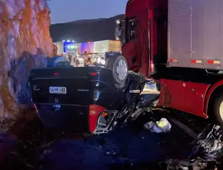 Duas pessoas morrem e cinco ficam feridas em batida entre carro e caminhão na BA