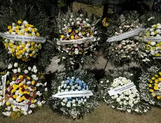 Corpo de Anderson Leonardo, do Molejo, é sepultado no Rio com presença de amigos e familiares; assista vídeo