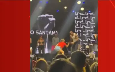Mulher simula sexo oral com microfone em palco e leva bronca de Léo Santana: 'sou casado, respeite minha mulher'; assista vídeo