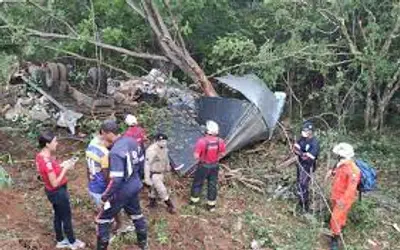 Baú de caminhão se desprende após veículo de carga tombar em ribanceira na Bahia; duas pessoas morreram